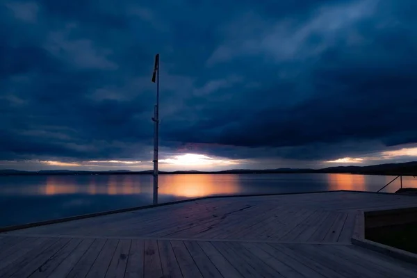 Uma Vista Panorâmica Lago Tranquilo Capturado Uma Doca Madeira Contra — Fotografia de Stock