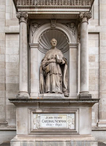 ジョン ヘンリー カーディナル ニューマンの彫像の垂直ショットロンドンのブロンプトン オーケストラの外 イギリス — ストック写真