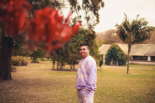 一个快乐的西班牙男人穿着紫色的领带染料运动服在公园里 — 图库照片