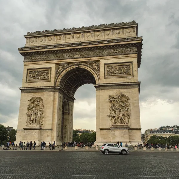 法国巴黎凯旋门纪念馆 背景阴云密布 — 图库照片