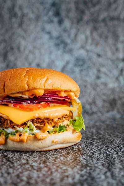 Pionowe Zbliżenie Świeżego Soczystego Podwójnego Cheeseburgera Wołowego Topionym Serem — Zdjęcie stockowe