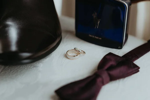 Deux Anneaux Une Cravate Une Chaussure Masculine Parfum Sur Table — Photo
