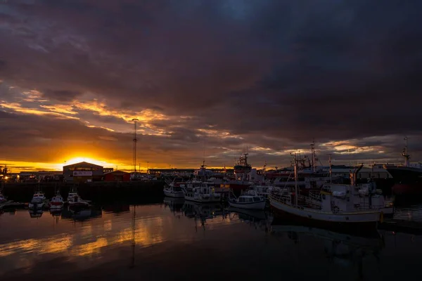 一个美丽的落日照在一个停泊着船只的港口上 — 图库照片
