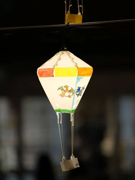 背景のぼかしを背景にした装飾熱気球灯の垂直ショット — ストック写真
