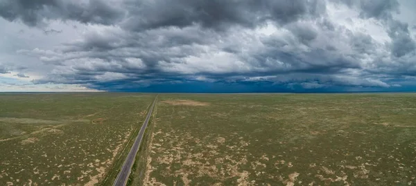 Воздушный Панорамный Снимок Поля Узким Озером Облачный День — стоковое фото