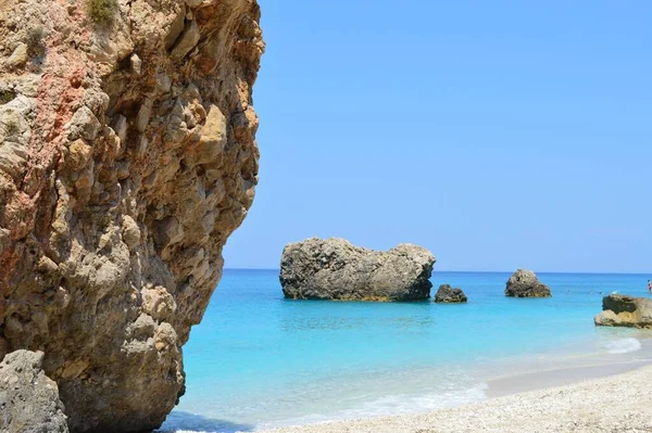그리스 레프카다에 페트라 해변에 커다란 바위들의 — 스톡 사진