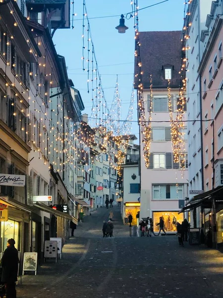 苏黎世街道的纵断面 装饰着圣诞装饰品和古老的传统建筑 — 图库照片