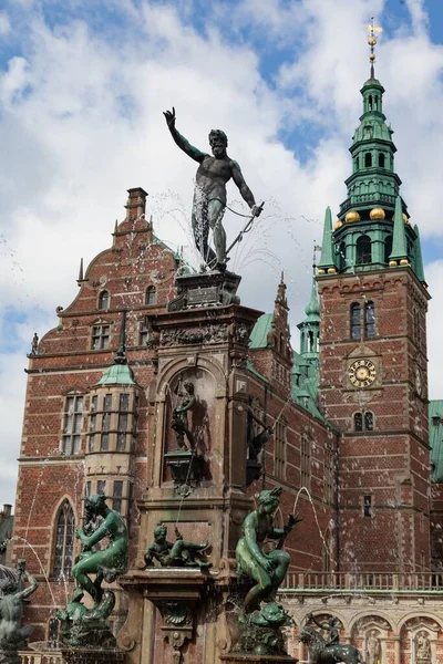 Vertikální Část Neptunovy Fontány Uvnitř Hradu Frederiksborg Dánském Hilerodu — Stock fotografie