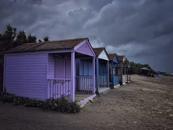 Eine Gruppe Kleiner Hütten Strandnähe Einem Bewölkten Tag — Stockfoto