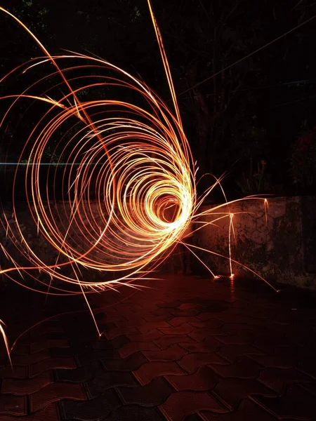 Een Close Van Spiraalvormige Verstrengelde Lichtsporen Duisternis Van Nacht — Stockfoto