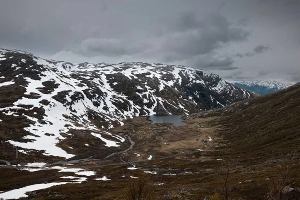 Μια Όμορφη Φωτογραφία Από Χιονισμένο Φυσικό Τοπίο Στο Tindeveien Νορβηγία — Φωτογραφία Αρχείου