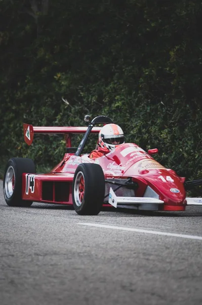 Czerwony Samochód Ustawiony Podczas Pod Górkę Wyścig Włoskiego Mistrzostwa Pesaro — Zdjęcie stockowe
