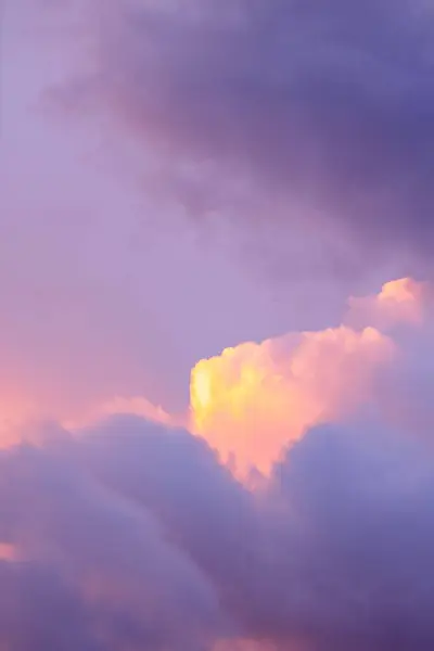 Вертикальный Снимок Красивой Сцены Заката Фиолетовых Облаках Вечернего Цвета — стоковое фото