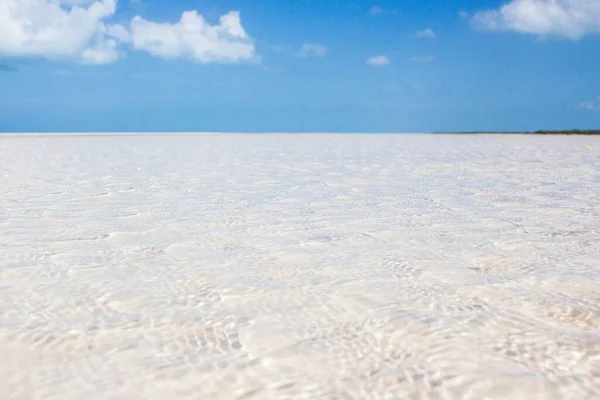 Uma Vista Minimalista Costa Mar Areia Branca Fundo Céu Azul — Fotografia de Stock