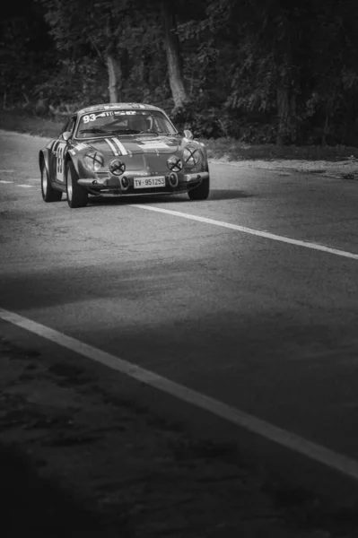 意大利皮萨罗锦标赛上一场爬坡速度竞赛中出现的一辆灰色比例的汽车 — 图库照片