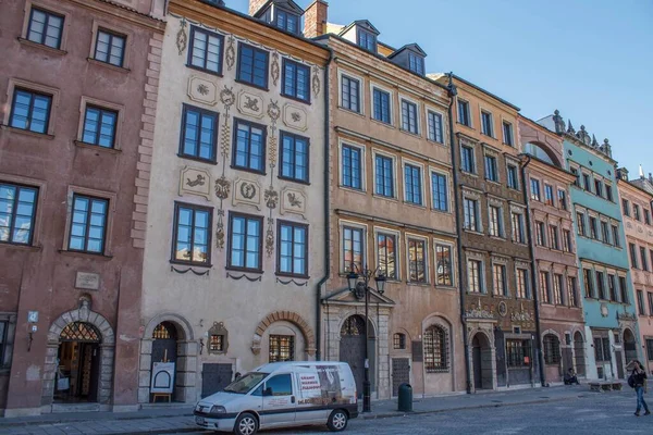 ポーランド ワルシャワの旧市街市場広場にあるデカート側のテントハウス — ストック写真