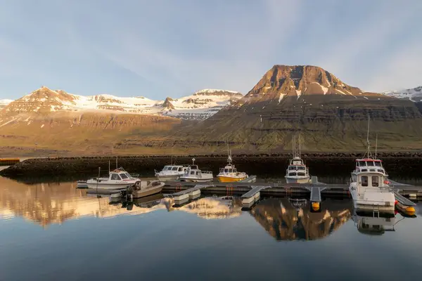 Skupina Lodí Kotvící Doku Poblíž Hor Islandu — Stock fotografie