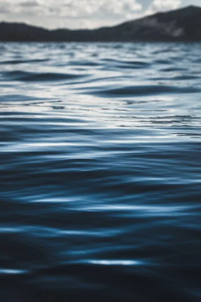 Pionowe Zbliżenie Ciemnoniebieskiej Wody Tekstury Nad Jeziorem Tahoe Kalifornia — Zdjęcie stockowe