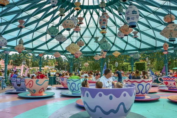 Mad Hatter 's Tea Cups' ın Disneyland, Paris, Fransa 'daki atlıkarıncalarından keyif alan güzel bir fotoğraf.