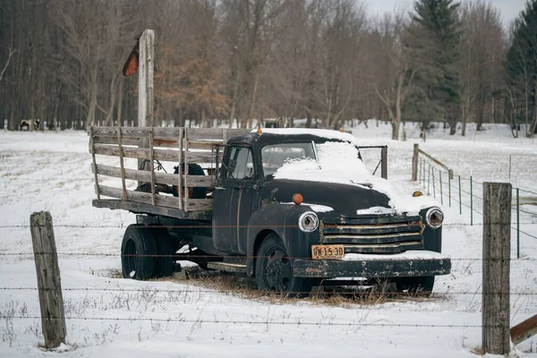 Zdjęcie Bliska Starej Ciężarówki Chevy 400 Zaparkowanej Poboczu Drogi Zimowy — Zdjęcie stockowe
