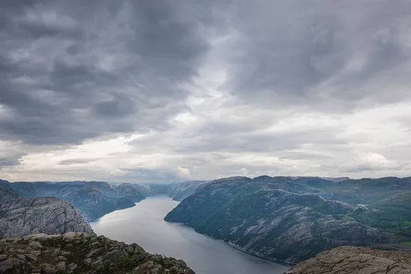 노르웨이 피오르에 산들을 통과하는 피오르의 흐르는 — 스톡 사진