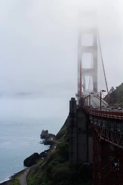 Een Verticaal Schot Van Golden Gate Brug San Francisco Nevel — Stockfoto