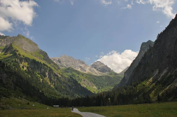 Een Prachtig Landschap Van Groene Valleien Rotsachtige Heuvels Onder Blauwe — Stockfoto