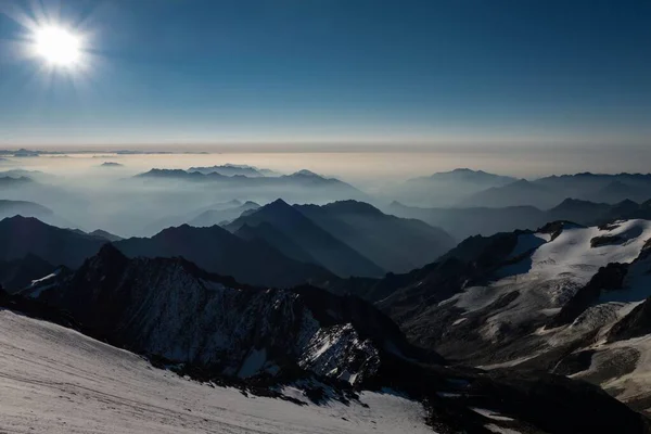 날푸른 눈덮인 산들의 아름다운 — 스톡 사진
