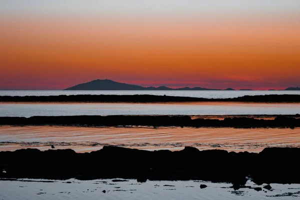 Naturskön Bild Den Orangefärgade Himlen Över Sjöar Solnedgången — Stockfoto