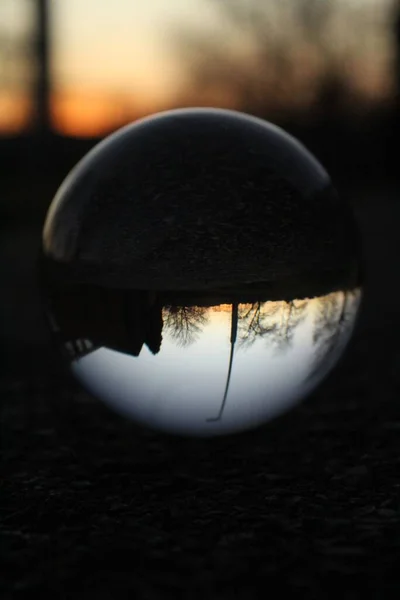 家と木が反射しているクリスタルボールの閉鎖 — ストック写真