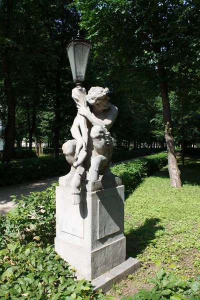 Tiro Vertical Escultura Barroca Clássica Dentro Parque Lazienki Varsóvia Polônia — Fotografia de Stock