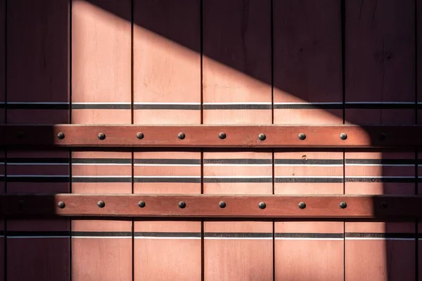 Eine Nahaufnahme Einer Roten Holztür Mit Sonnenstrahlen Tag — Stockfoto