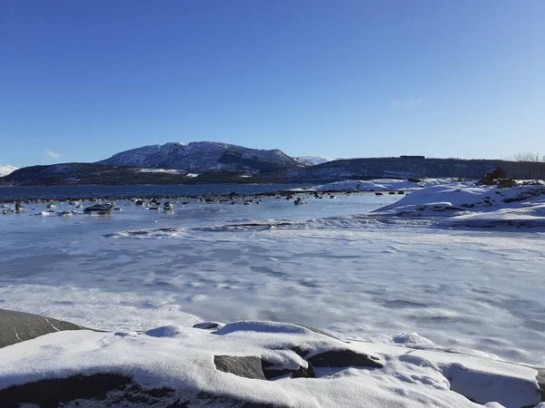 Ένα Γραφικό Πλάνο Μιας Όμορφης Παγωμένης Λίμνης Ενάντια Στα Χιονισμένα — Φωτογραφία Αρχείου