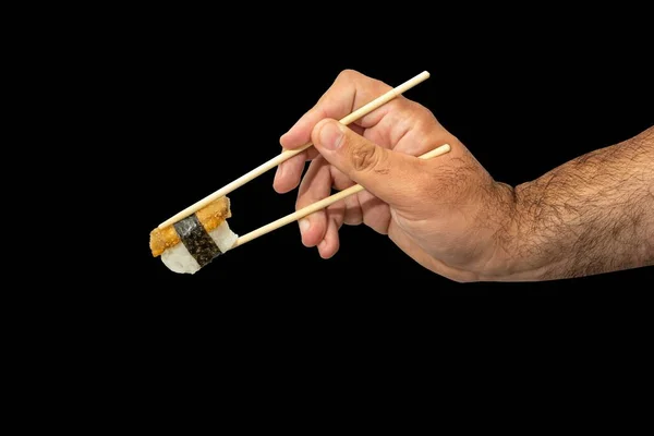 Primer Plano Una Mano Masculina Sosteniendo Sushi Nigiri Piel Con —  Fotos de Stock