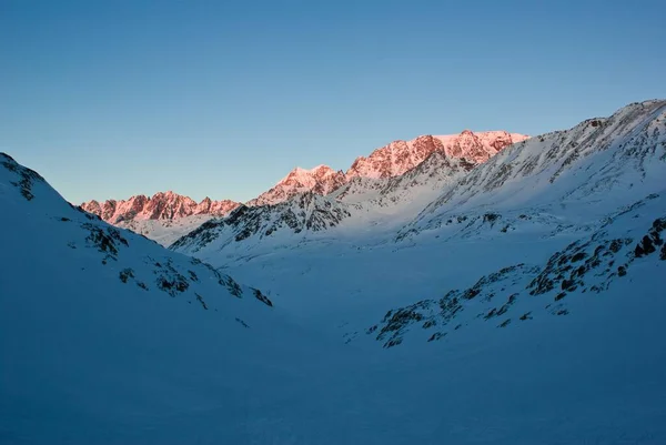 Nascer Sol Brilhando Sobre Grandes Montanhas Nevadas Com Picos Rochosos — Fotografia de Stock