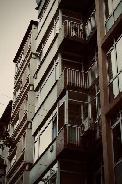 Balkonlu Eski Bir Apartmanın Dikey Görüntüsü — Stok fotoğraf