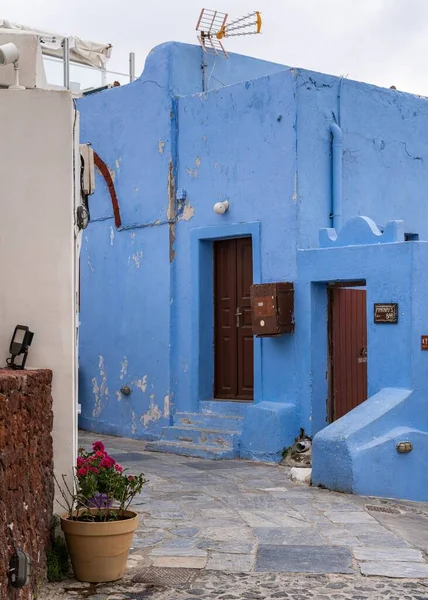 Colpo Verticale Vicolo Panoramico Con Una Casa Blu Oia Santorini — Foto Stock
