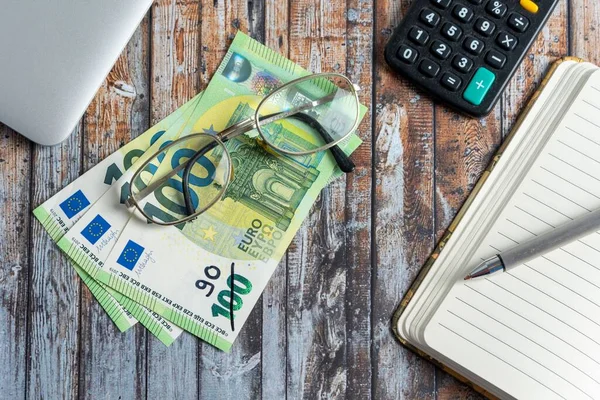 Ein Überblick Über 100 Euro Scheine Stift Und Taschenrechner Geldentwertung — Stockfoto