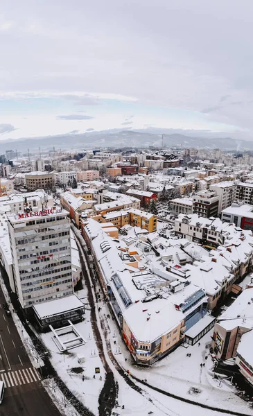 Drone Verticale Una Vista Sulla Città Ricoperta Neve — Foto Stock