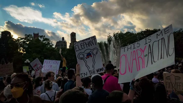 米国のニューヨーク市で中絶に抗議する人々の群衆 — ストック写真