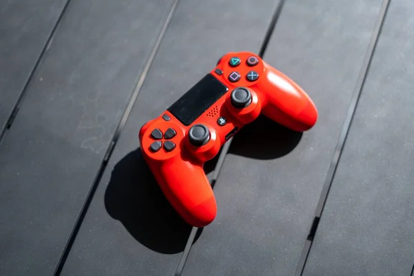Μια Κορυφαία Άποψη Ενός Κόκκινου Χειριστηρίου Ps4 Playstation Ένα Γκρι — Φωτογραφία Αρχείου