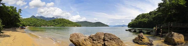 Cenário Ondas Batendo Costa Ilha Grande Brasil Com Vegetação Exuberante — Fotografia de Stock