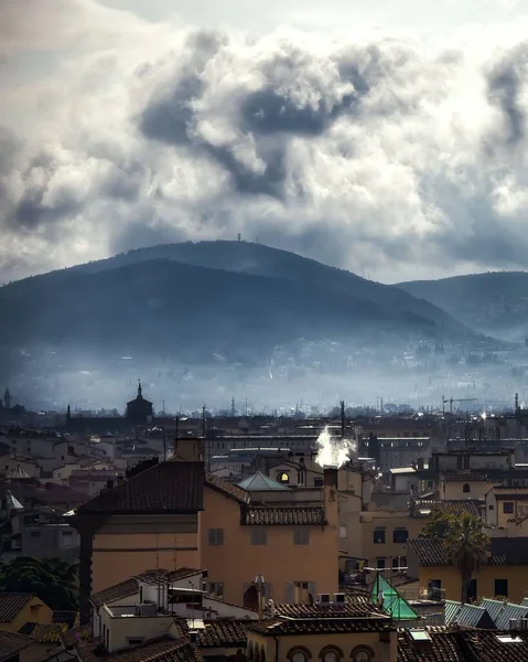 Вертикальний Високий Кут Міського Пейзажу Флоренції Похмурий День Туманним Фоном — стокове фото
