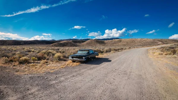 Old Oldsmobile Car Nevada Desert Blue Sky Horizon — Stock Photo, Image