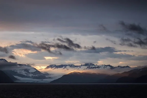 Захватывающий Пейзаж Снежных Гор Мрачным Небом — стоковое фото