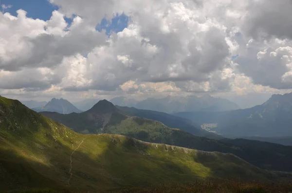 Gyönyörű Táj Nagy Hegyek Alpok Olaszországban Felhős Alatt Nap Folyamán — Stock Fotó