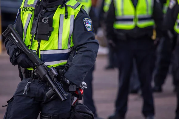 Primo Piano Poliziotto Antisommossa Con Una Pistola Gas Della Polizia — Foto Stock