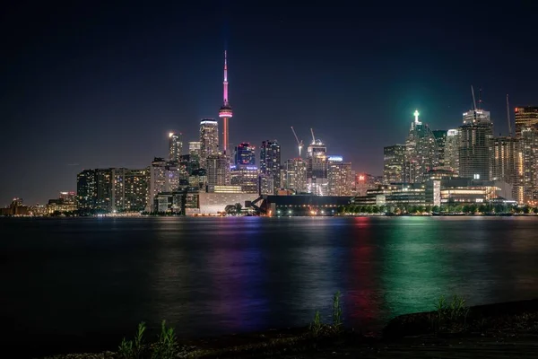 多彩的灯光和安大略湖Cn塔映衬下的多伦多市中心城市景观 — 图库照片