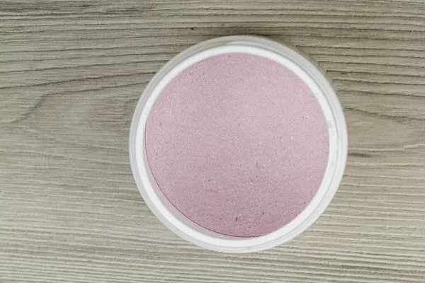 一种木制背景的粉红蛋白质粉末 — 图库照片