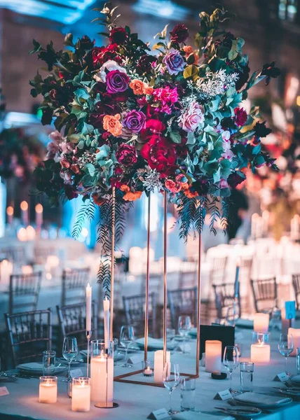 Krásné Květiny Stole Mnoha Svíčkami Svatební Interiér — Stock fotografie